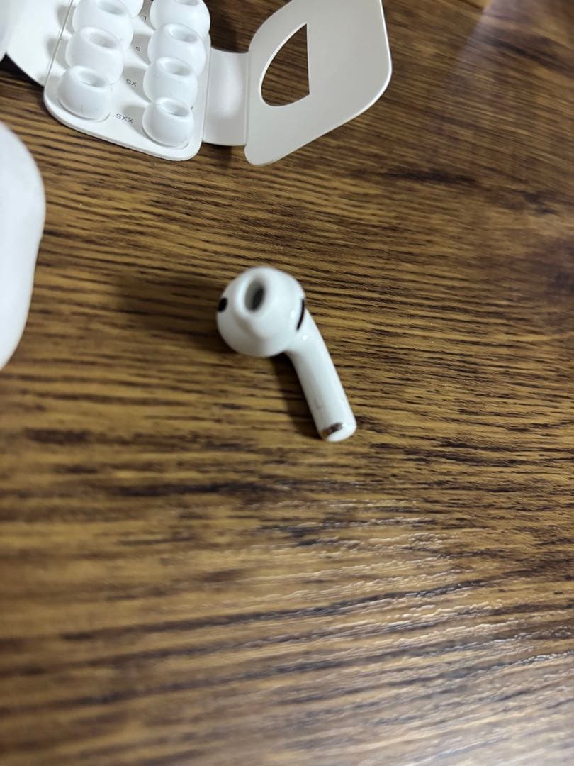 AirPods本体 ホワイト 充電ケース付き　片耳