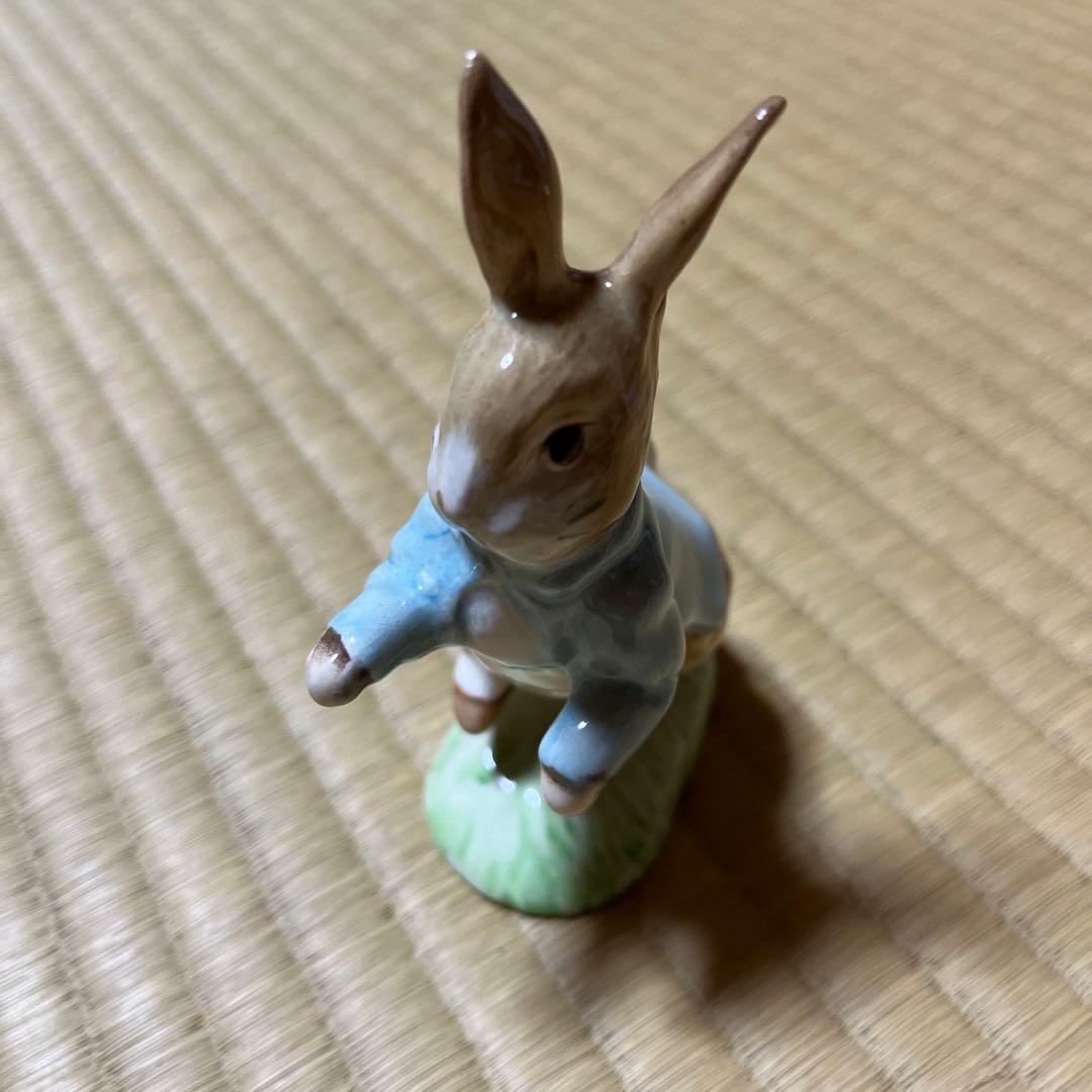   ウサギの陶器フィギュア