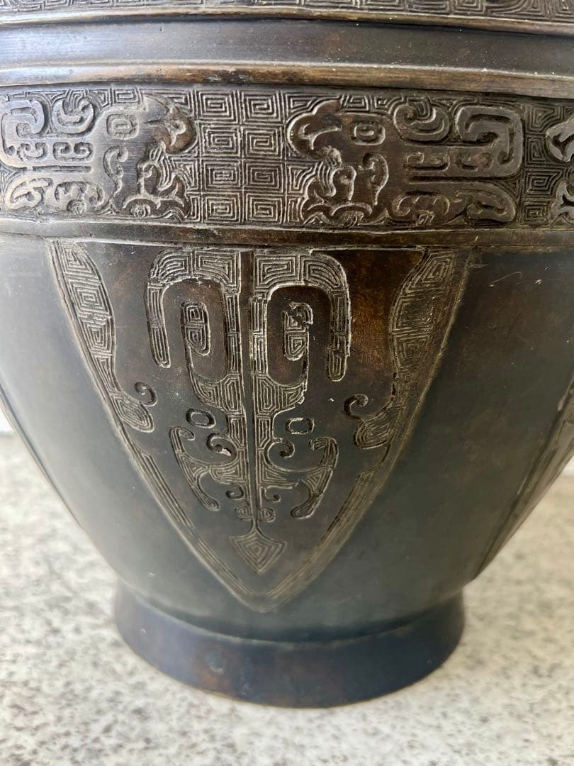金属製彫刻模様壺 獣のハンドル付き