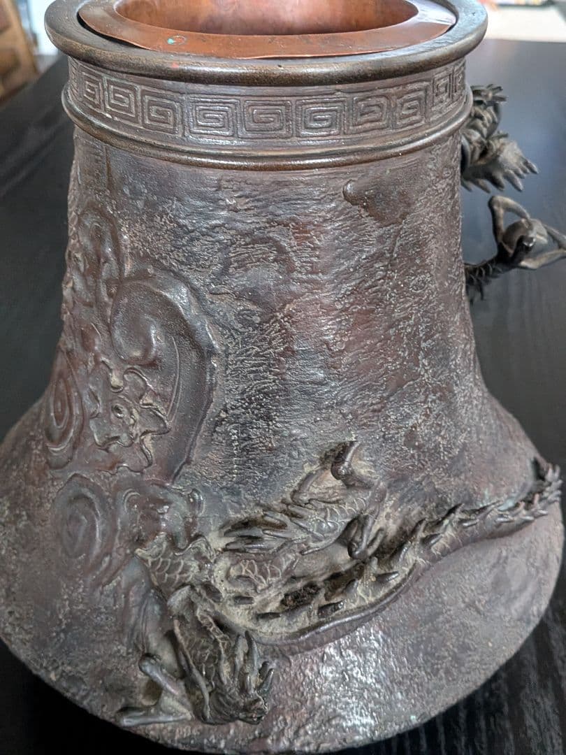 金属製ドラゴン彫刻花瓶