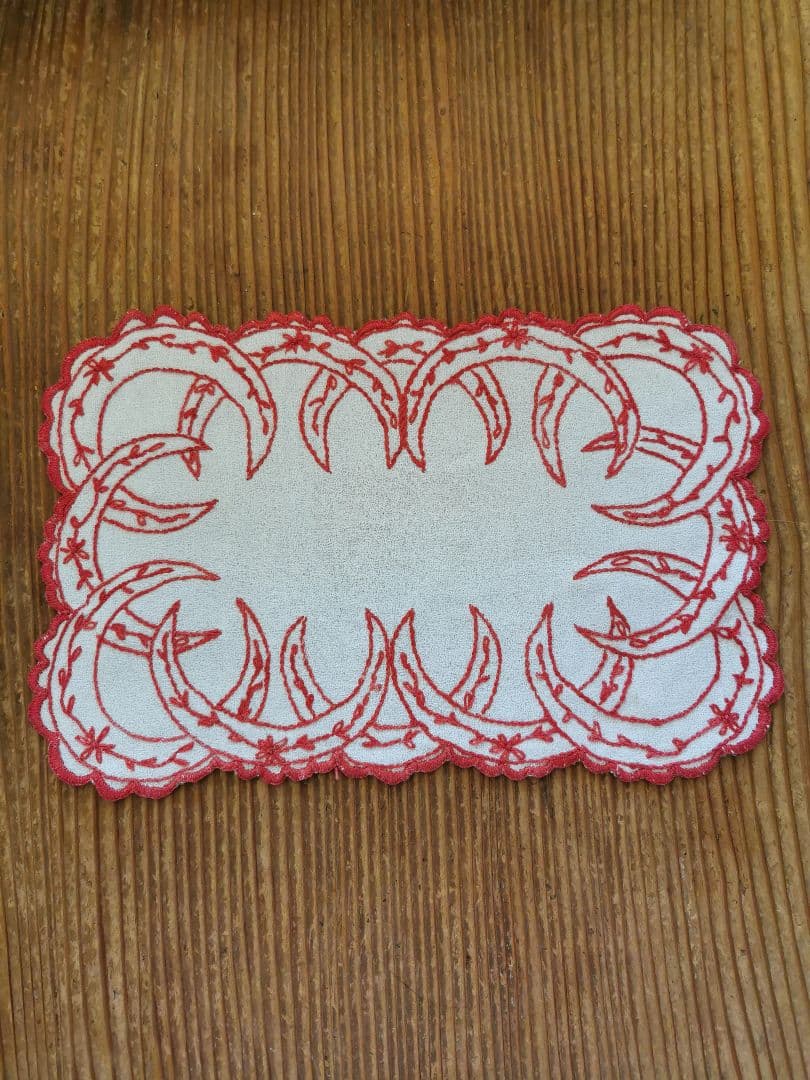 アンティークフランス 赤糸刺繍トレイクロス クレッセント 小花 艶やかな縮緬風