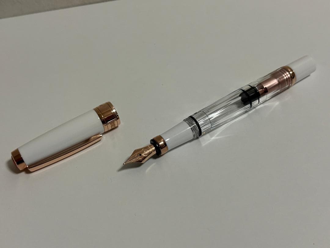 万年筆「ツイスビー　ダイヤモンド580 ホワイトローズゴールド（F字）」