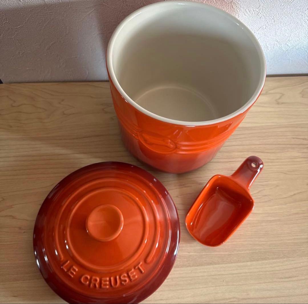 今だけ限定LE CREUSET ペットフード・コンテナー　カイエン　スコップ付き